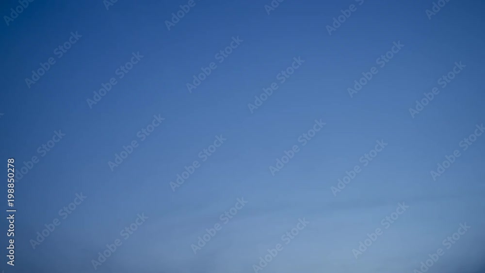4K Time-Lapse. Nubes pasando rápidamente. Paso del día a la noche. 4K Time-Lapse. Nubes pasando rápidamente. Paso del día a la noche.