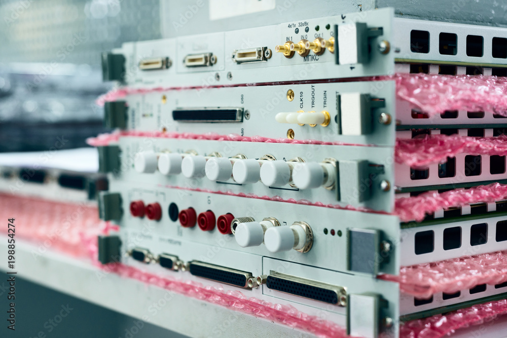 Electronic modules and electronic cards stacked in a stack.