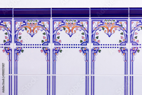Azulejos con motivos florales decorando  zocalo de pared  