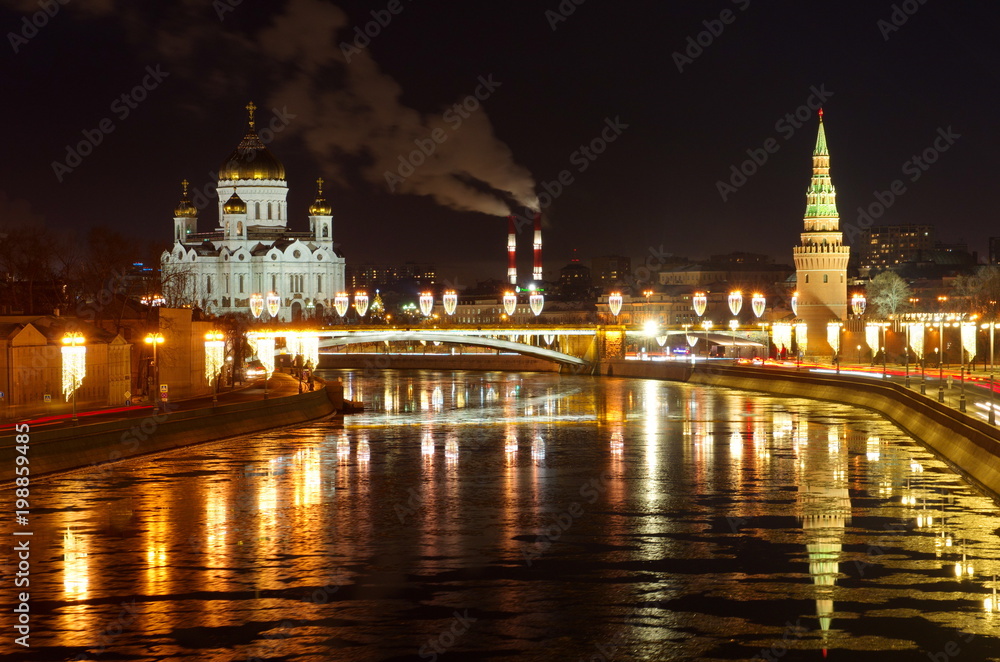 Fototapeta premium Nocny widok na rzekę Moskwę, Sobór Chrystusa Zbawiciela i duży kamienny most, Moskwa, Rosja