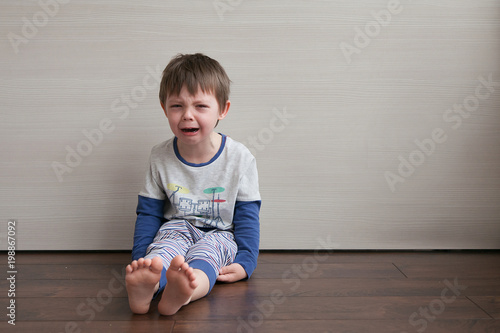 Принти на полотні The boy is upset, crying and protesting