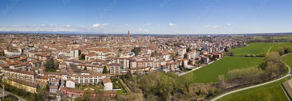 Vista area della città di Cremona, Lombardia, Italia. Cattedrale e Torrazzo di Cremona, la torre campanaria più alta d’Italia alta 112 metri