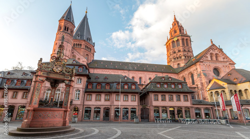 Mainzer Marktplatz und Dom in der Morgensonne