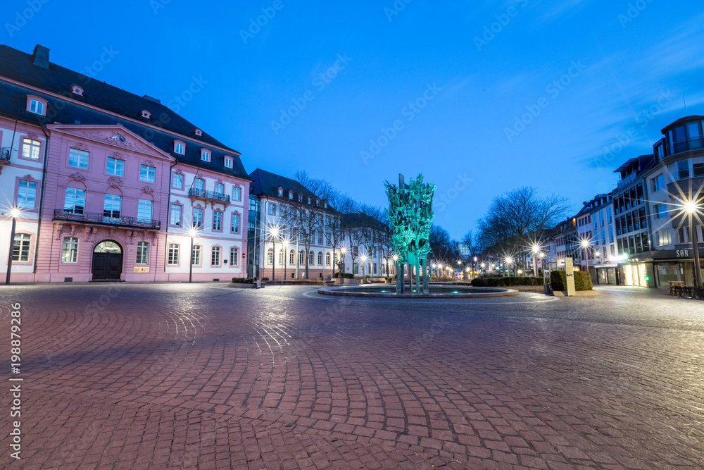 Beleuchteter Schillerplatz und Fastnachtsbrunnen in Mainz