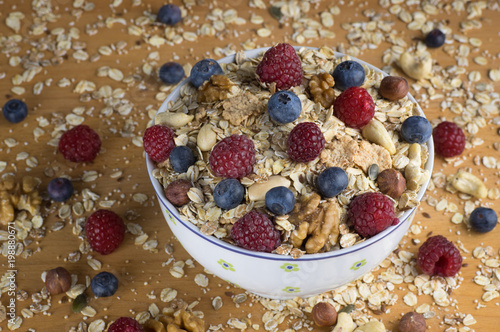 Müsli mit Himbeeren, Heidelbeeren und Nüssen 