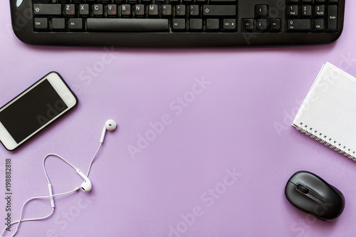 Foto Modern workspace smartphone, notebook, tablet on violet color background