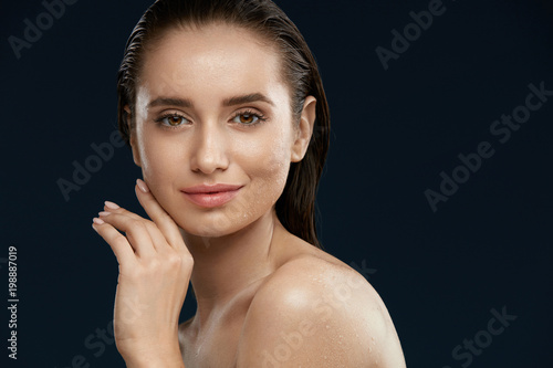 Beauty Face. Beautiful Woman With Healthy Wet Skin 