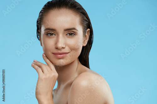 Beauty Face. Beautiful Woman With Healthy Wet Skin 
