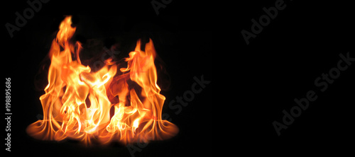 Feuer, Flammen, Lagerfeuer an schwarzem Hintergrund mit Text freiraum