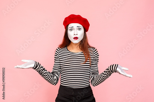 Φωτογραφία Woman don't now what hapend, have puzzled unhappy look