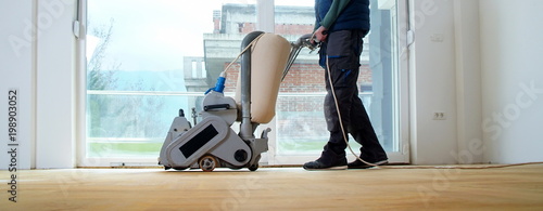 Quadro em tela Sanding parquet with the grinding machine