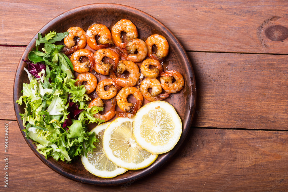 Salad with lattuce , lemon and shrimps