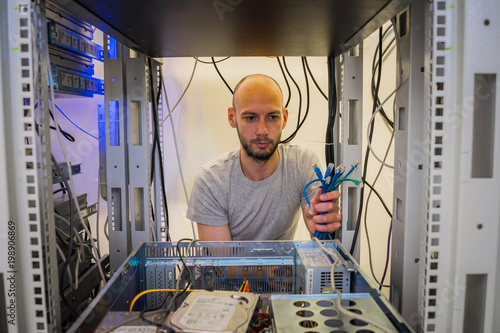 Carta da parati The system administrator works in the server room of the data center