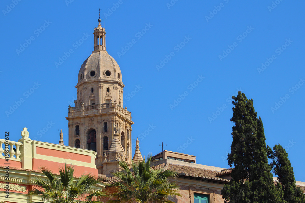 Catedral detrás del Ayuntamiento de Murcia, España