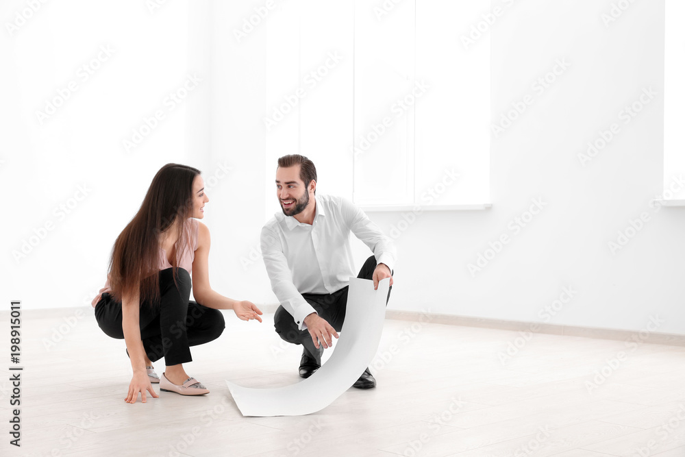 Obraz premium Real estate agent showing plan of apartment to client