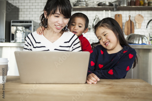 家族三人でノートパソコンを見ています。