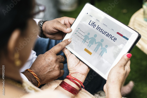 Cuadro en lienzo Indian family interested in life insurance