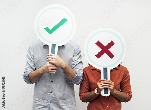 Εκτύπωση καμβά People holding yes or no signs
