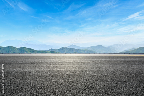 Fotografia asphalt highway and hill landscape under the blue sky