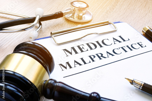 Obraz na płótnie Clipboard with documents about medical malpractice and gavel.