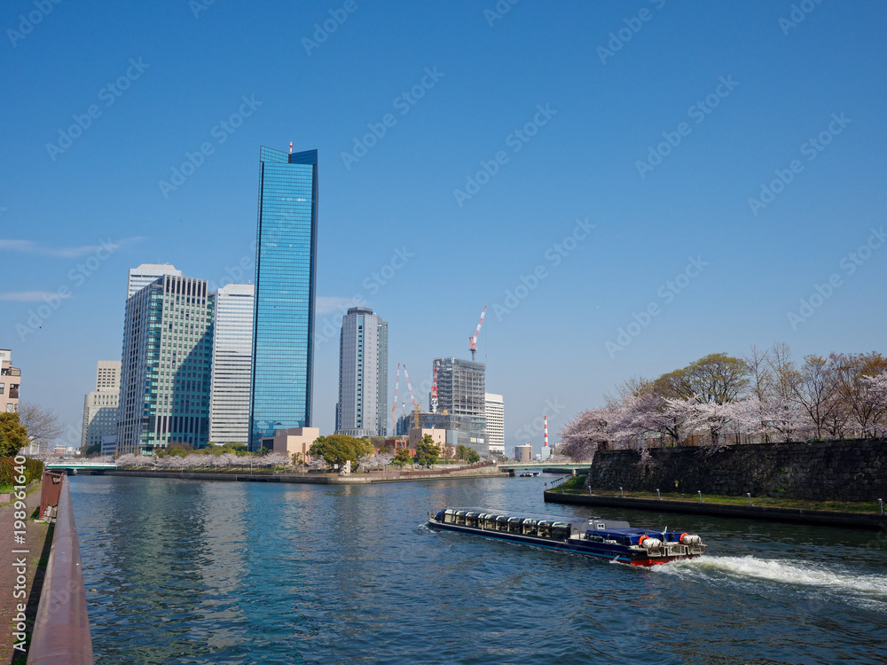 春の大阪 OBPの高層ビル群とアクアライナー