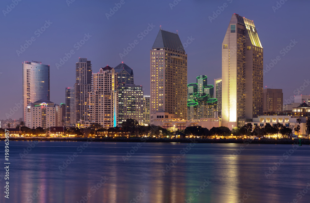 Obraz premium Śródmieście panoramy miasta San Diego, Kalifornia, USA o świcie