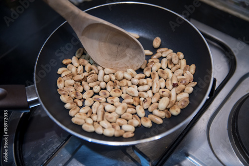 Roasted peanuts in the pan is beneficial for the body, and the cooking