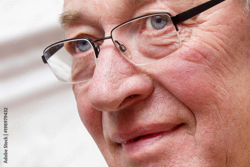 Nahaufnahme des Gesichts eines älteren Mannes mit skeptischem Blick Nahaufnahme des Gesichts eines älteren Mannes mit skeptischem Blick
