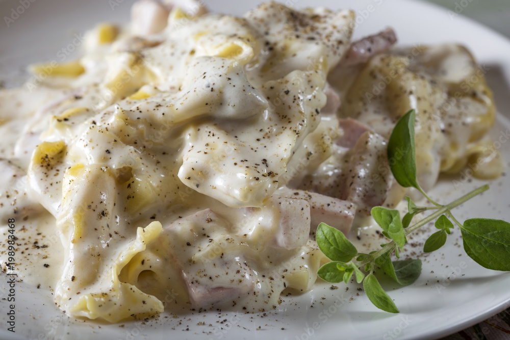 Tortellini and ravioli with smoked ham and mushrooms Tortellini and ravioli with smoked ham and mushrooms