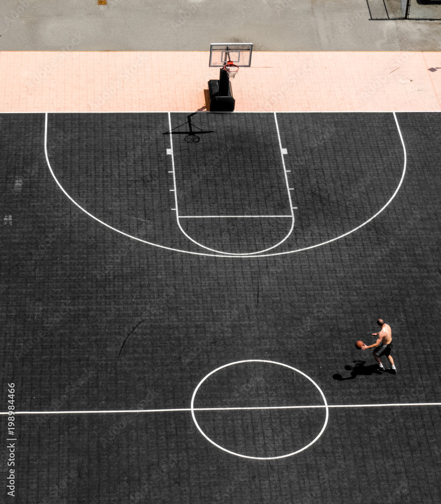 Fotografie Man playing basketball