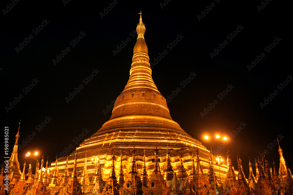 Φωτογραφία The golden buddhist pagoda or stupa of Shwedagon Pagoda at night time,Yangon, Myanmar