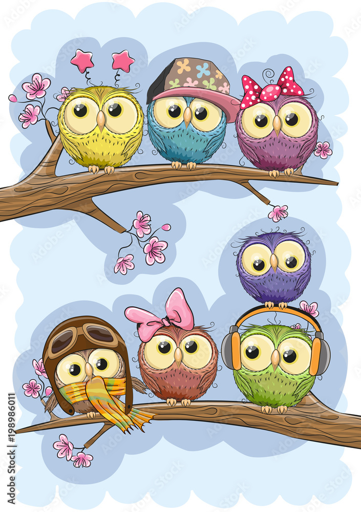 Fototapeta premium Śliczne sowy siedzi na gałęziach