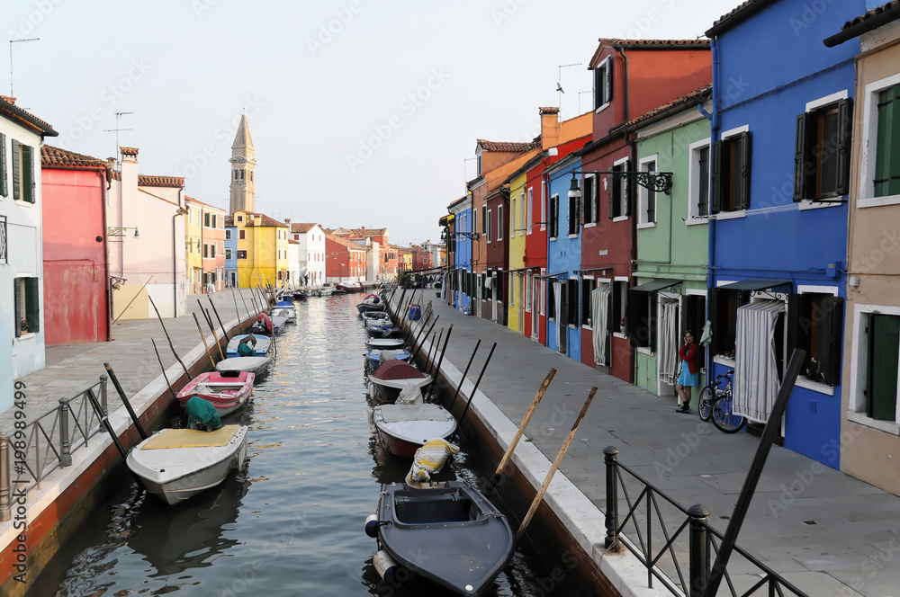Farbenfroh bemalte Häuser, Boote im Kanal von Burano, Burano-Insel in der Lagune von Venedig, Italien, Europa