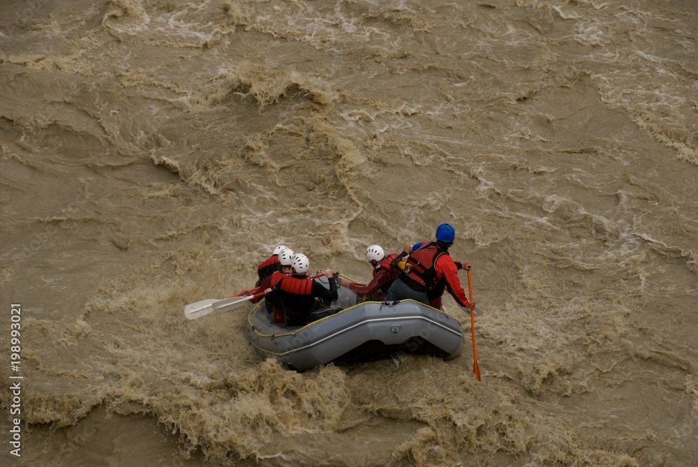 Rafting mit Schlauchboot auf Wildwasser nach Gletscherschmelze Rafting mit Schlauchboot auf Wildwasser nach Gletscherschmelze