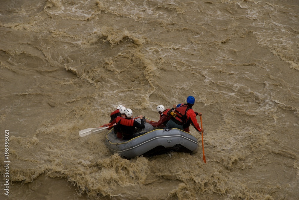 Rafting mit Schlauchboot auf Wildwasser nach Gletscherschmelze