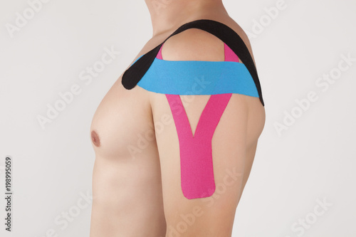 Valokuva Physio taping on man shoulder