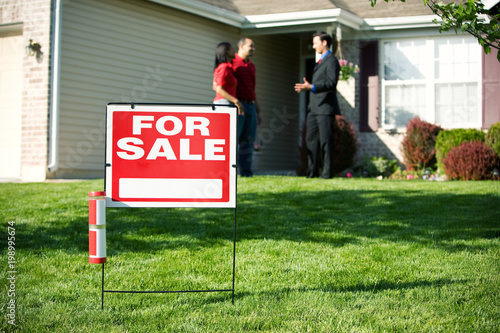 Obraz na plátne Home: Agent Discussions Home with Buyers