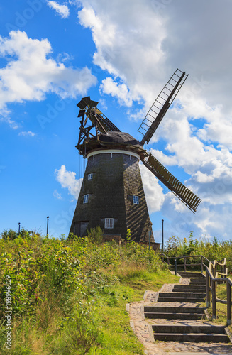 Obraz na plátně Traditionelle Holländermühle - Windmühle in Benz, auf der Insel Usedom (Deutschl