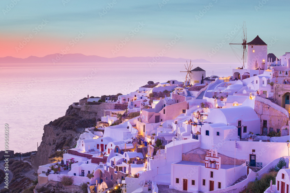 Fototapeta premium The famous sunset at Santorini in Oia village
