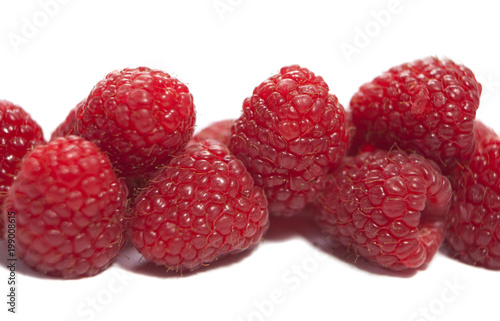 framboises sur fond blanc isolé photo