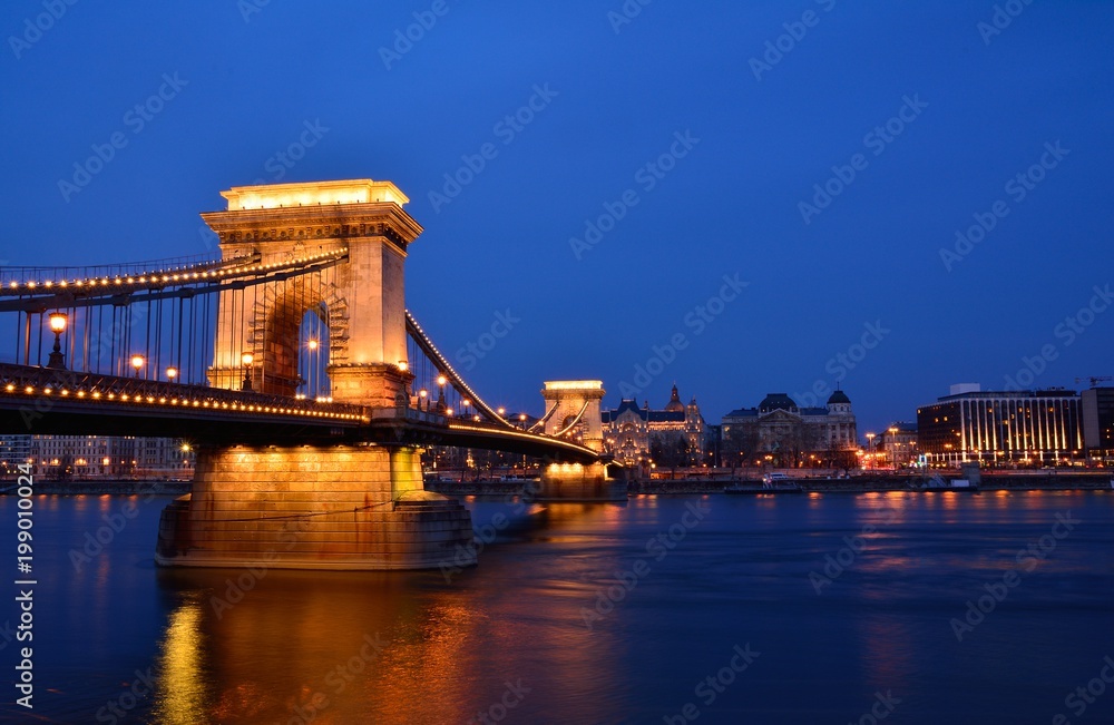 Obraz premium Szechenyi Chain bridge over Danube river, Budapest, Hungary.