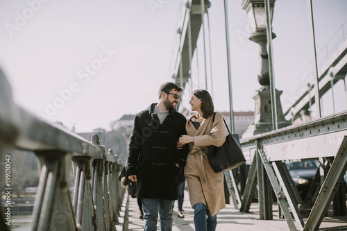 Canvas Print Loving couple on Chain bridge, Budapest