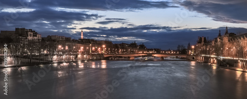 Paris - quais du Louvres © 120bpm