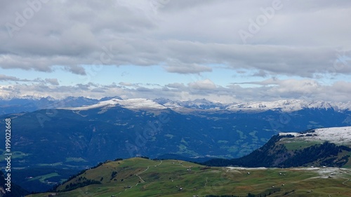 Dolomiten, Hochgebirge mit Neuschnee am Schlern © Omm-on-tour