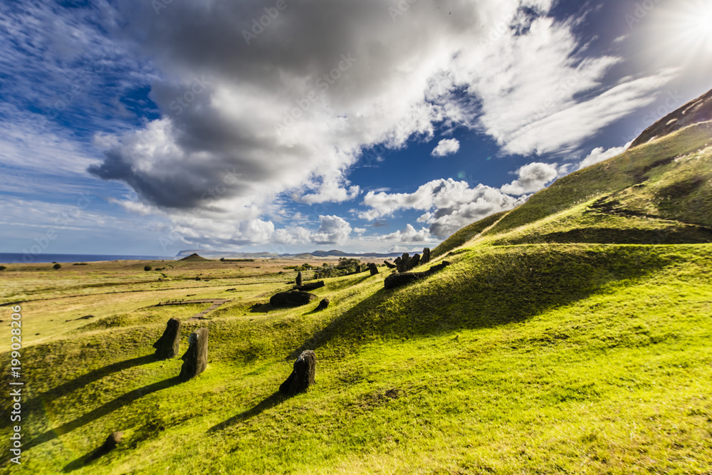 Praderas alrededor del volcán Rano Raraku en Isla de Pascua, centeneras de moais recubren las laderas de esta antigua cantera. Desde aquí la cultura Rapa Nui desplazaban los Moais.