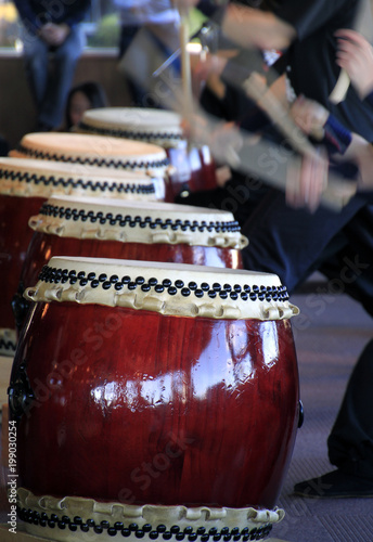Cuadro en lienzo Drummers performing on traditional Japanese Taiko drums