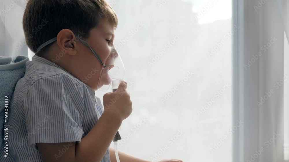 Vidéo Stock Nebulizers procedure, sick child breathes through Inhalers