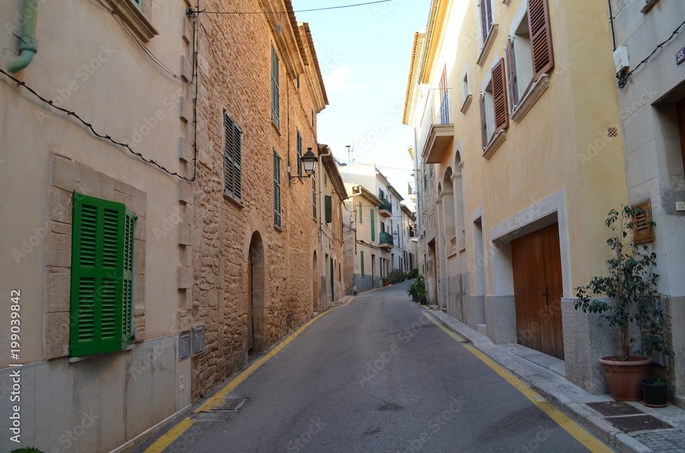 Wąska uliczka w Alcudii, Majorka