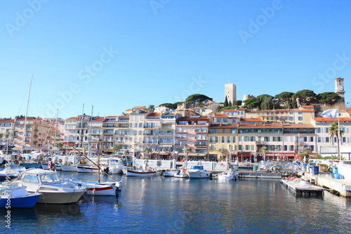 Le pittoresque vieux port de Cannes et le village historique du Suquet, Cote d’Azur, France   © Picturereflex