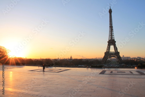 Magnifique lever de soleil à la Tour Eiffel, Paris, France © Picturereflex